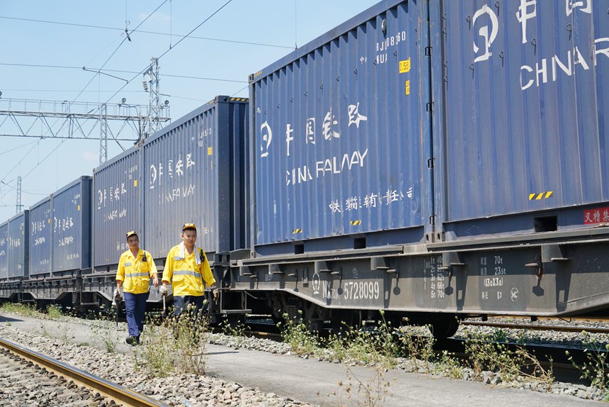 重慶西車輛段貨車檢車員在高溫下作業(yè)。江堯攝