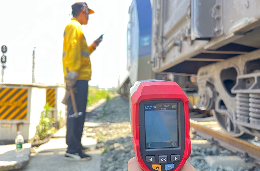 重慶西車輛段貨車檢車員在高溫下作業(yè)。江堯攝