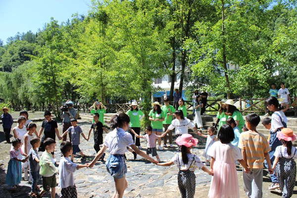 燭光教育關(guān)愛(ài)小分隊(duì)在河魚(yú)鄉(xiāng)開(kāi)展“農(nóng)耕文化”社會(huì)實(shí)踐課程實(shí)踐。城口縣委宣傳部供圖