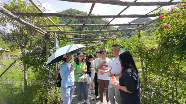 燭光教育關(guān)愛(ài)小分隊(duì)在嵐天鄉(xiāng)大巴山蜂情園進(jìn)行研學(xué)。城口縣委宣傳部供圖