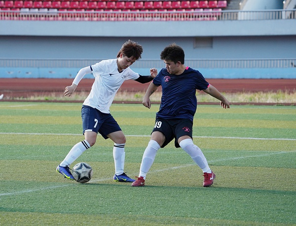 馬慶林（左）在激烈拼搶。石柱縣委宣傳部供圖