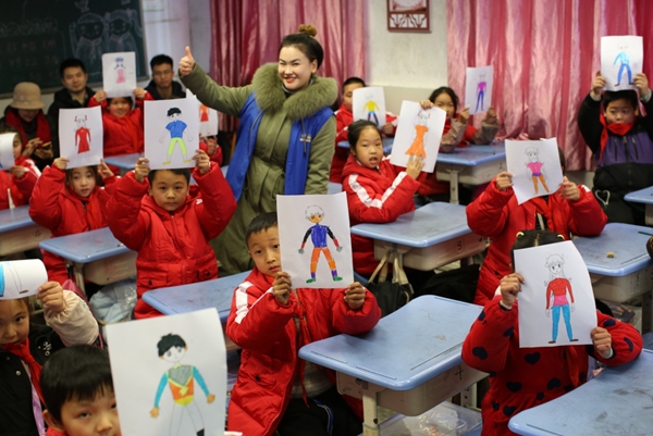 志愿者為小學生普及預防性侵害安全知識。巴南區(qū)民政局供圖