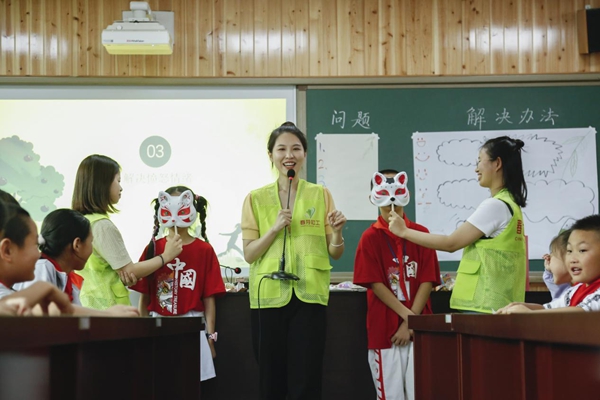 志愿者為學生們開展“情緒啟蒙”心理輔導。巴南區(qū)民政局供圖