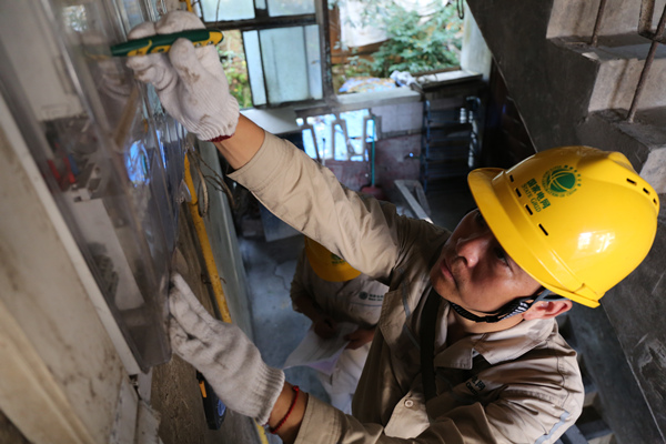 7月13日，電力工人上門為小區(qū)居民提供電力服務(wù)。龔超攝