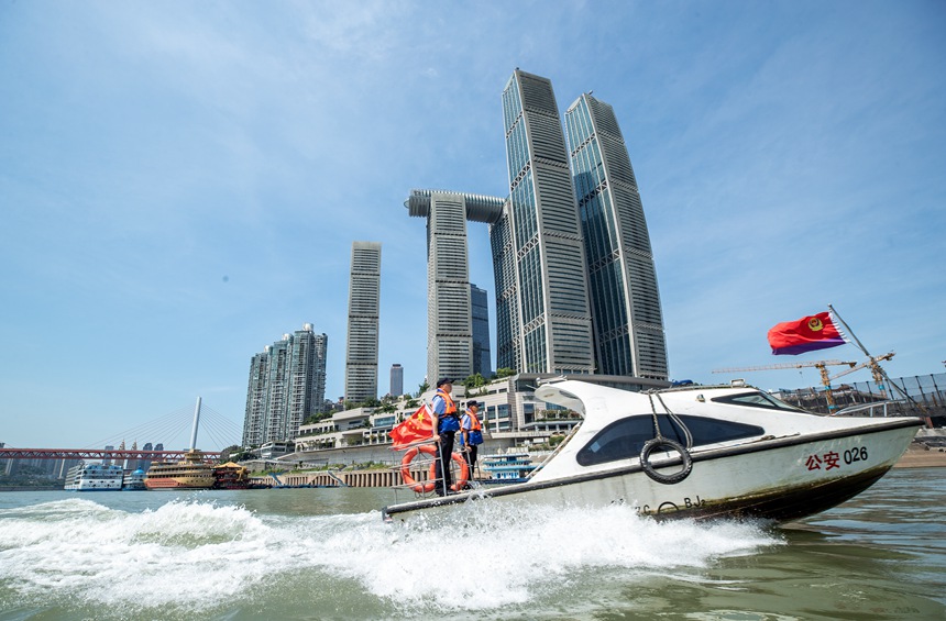 重慶市公安局水警總隊民警在烈日下對長江流域開展日常巡查。何超攝