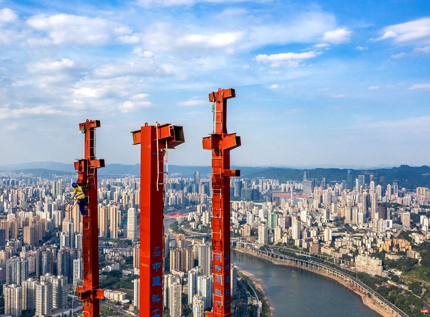 重慶陸海國(guó)際中心項(xiàng)目工人在熾熱的鋼結(jié)構(gòu)上做施工前準(zhǔn)備。何超攝