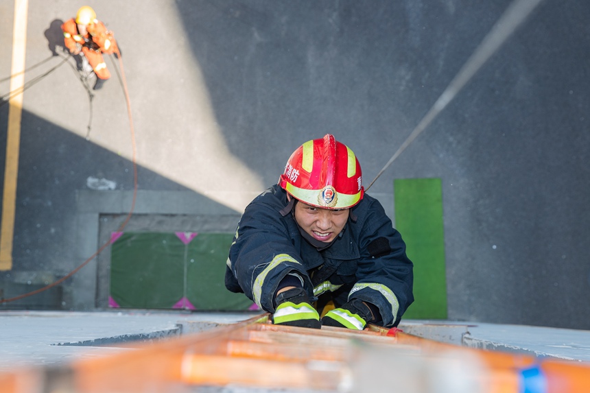 渝中區(qū)較場口消防救援站，消防隊員正在高溫下開展日常訓練。何超攝