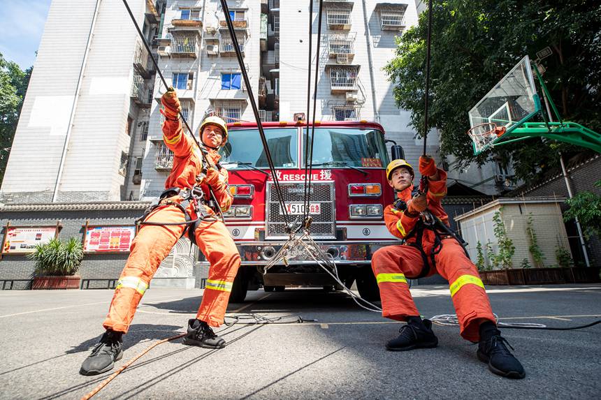 渝中區(qū)較場口消防救援站，消防隊員正在高溫下開展日常訓練。何超攝