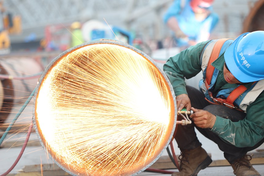 中建八局重慶江北國際機(jī)場T3B航站樓項(xiàng)目現(xiàn)場，鋼結(jié)構(gòu)施工作業(yè)人員正在進(jìn)行切割作業(yè)。于雷攝