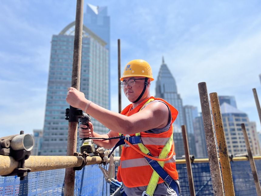 時(shí)尚文化城項(xiàng)目工人正在作業(yè)面頂著烈日作業(yè)。中建八局供圖