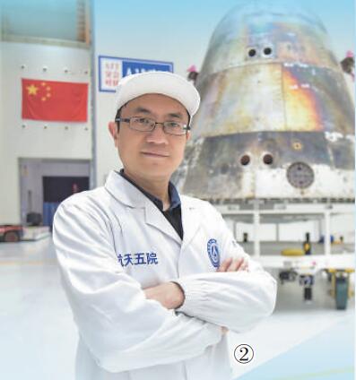 黃震與新一代載人飛船試驗船返回艙。受訪者供圖