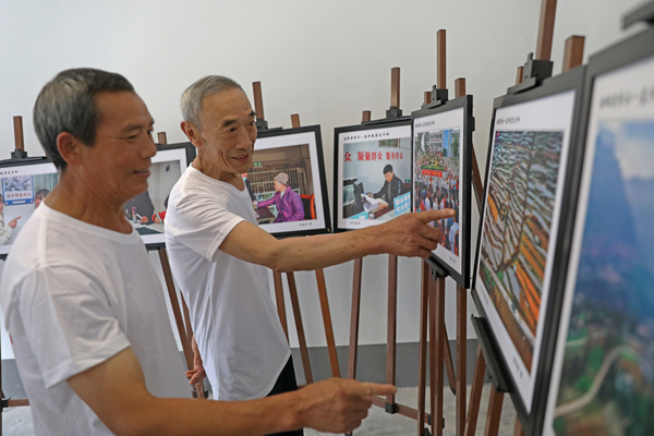 走馬鄉(xiāng)故事館，黨員們正在通過影展了解全鄉(xiāng)的變遷與發(fā)展。趙勇攝