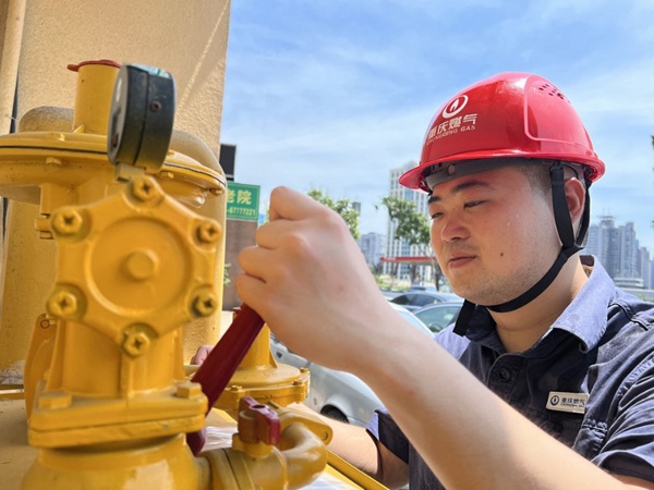 燃?xì)庠O(shè)備網(wǎng)格員巡檢燃?xì)庠O(shè)備。重慶燃?xì)饧瘓F(tuán)供圖