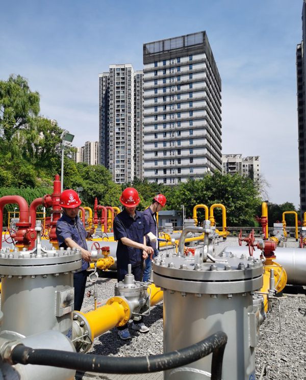 燃?xì)廨斉涔υO(shè)備進(jìn)行維護(hù)和檢修。重慶燃?xì)饧瘓F(tuán)供圖