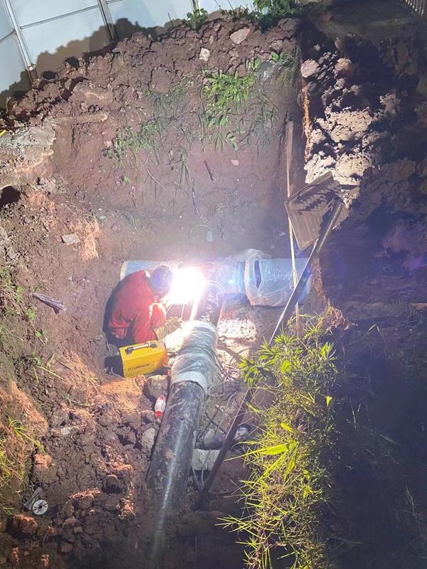 7月13日，地表溫度高達(dá)68度，經(jīng)過24小時的不間斷作業(yè)，重慶燃?xì)饧瘓F(tuán)輸配分公司完成童家橋至虎溪D426燃?xì)夤芫€遷改作業(yè)，以支持沙坪壩區(qū)市政建設(shè)，保障天然氣管道安全平穩(wěn)運行。重慶燃?xì)饧瘓F(tuán)供圖
