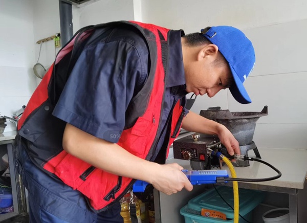 重慶燃?xì)饧瘓F(tuán)沙坪壩分公司藍(lán)焰青年志愿者陳俊男在大學(xué)城開展“五進(jìn)”燃?xì)獍踩麄骱腿細(xì)獍踩珯z查。重慶燃?xì)饧瘓F(tuán)供圖