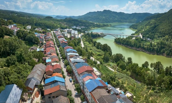 橋頭鎮(zhèn)場(chǎng)鎮(zhèn)風(fēng)貌。顧慶慶攝