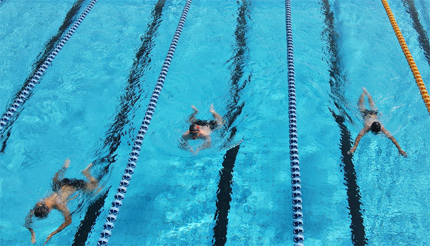 游泳比賽中，官兵們奮勇爭先。唐志勇攝 