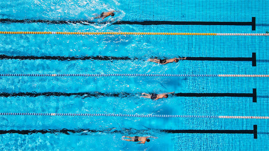 游泳比賽中，官兵們奮勇爭先。唐志勇攝