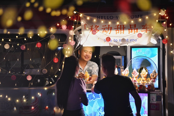 市民逛夜市購物。郭旭攝