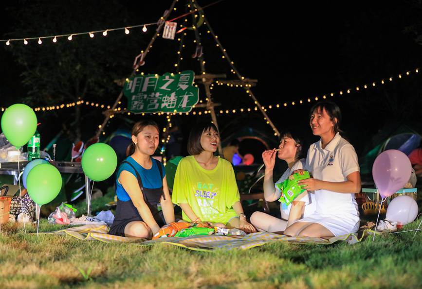 游客在露營(yíng)基地愉快玩耍。熊偉攝