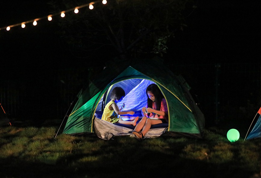 小朋友在帳篷內(nèi)愉快玩耍。熊偉攝