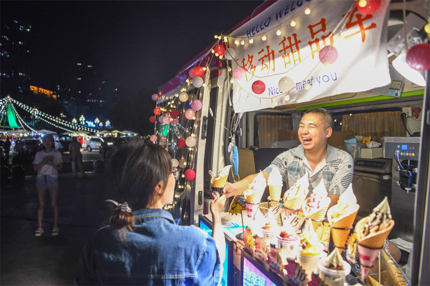 市民在“后備箱集市”購買冰激凌。郭旭攝