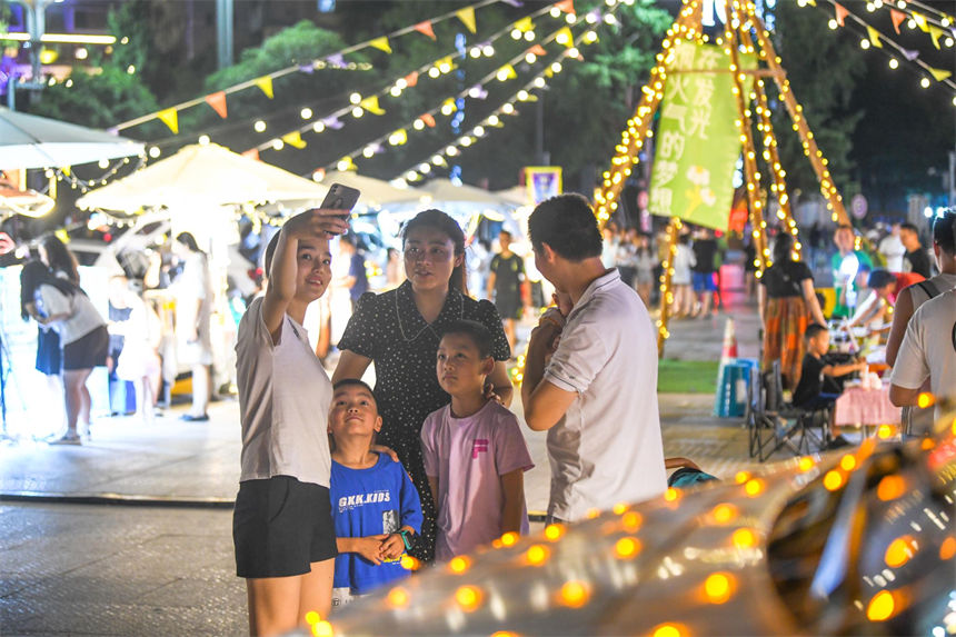 市民、游客在“后備箱集市”游玩。郭旭攝