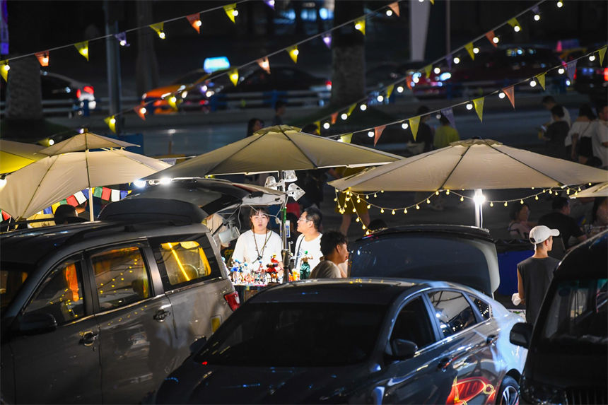 “后備箱集市”點(diǎn)亮南濱路夜生活。郭旭攝