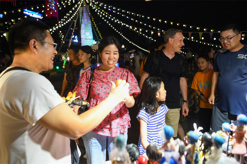 熱鬧的“后備箱集市”吸引市民、游客前來感受“煙火氣”。郭旭攝