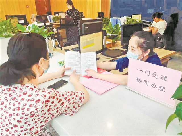 渝中區(qū)大溪溝街道公共服務(wù)中心“一門受理、協(xié)同辦理”救助服務(wù)窗口為居民提供政策咨詢。　記者 張莎 攝