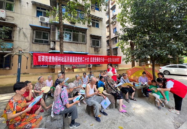 勤居村社區(qū)開展“紅巖先鋒在行動 垃圾分類進樓院”活動。