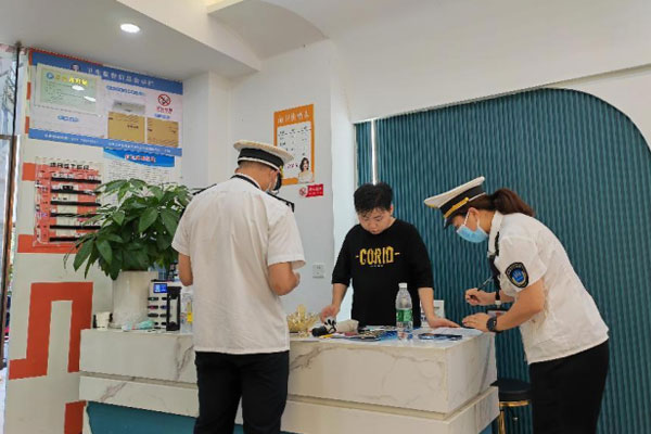 執(zhí)法人員檢查公共場所。石柱縣衛(wèi)生健康綜合行政執(zhí)法支隊供圖