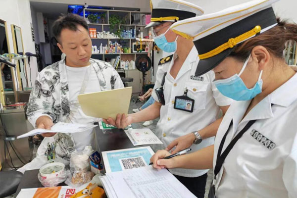 執(zhí)法人員檢查公共場所。石柱縣衛(wèi)生健康綜合行政執(zhí)法支隊供圖