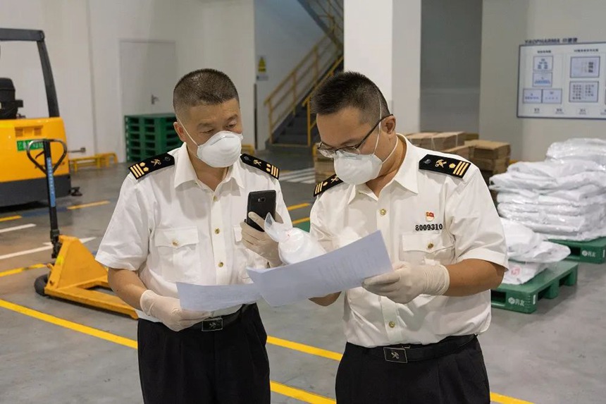 重慶海關(guān)所屬兩路寸灘海關(guān)關(guān)員到醫(yī)藥企業(yè)保障研發(fā)用物品通關(guān)。重慶海關(guān)供圖