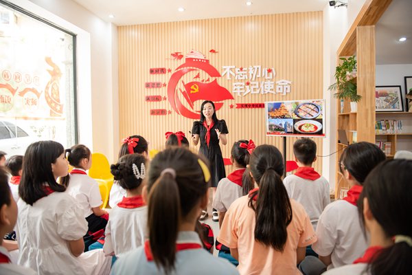 少年思想引領(lǐng)教育活動現(xiàn)場。渝中區(qū)青少年活動中心供圖