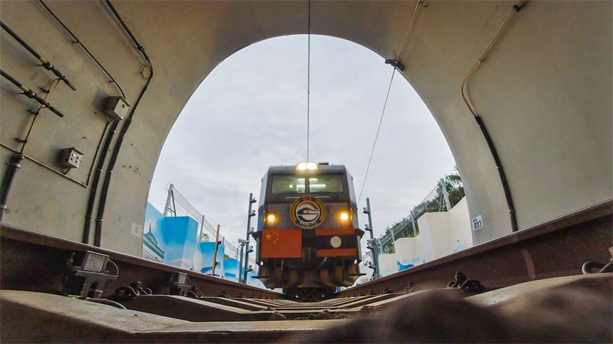 衛(wèi)生列車即將駛?cè)胫欣翔F路“友誼隧道”。譚又銘、劉一澤攝