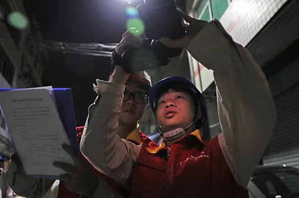 隊員正在用儀器測量線路溫度。趙勇攝