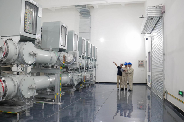 7月19日，國網(wǎng)重慶北碚供電公司員工在騰訊數(shù)據(jù)中心園區(qū)內(nèi)組織開展110千伏騰訊數(shù)據(jù)變電站送電工作。黃燦攝