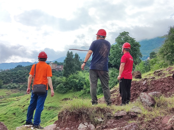 《背影》。6月28日，巫山縣曲尺鄉(xiāng)滑坡現(xiàn)場，川東南地質(zhì)大隊(duì)總工程師王家海在現(xiàn)場勘查中不慎滑倒，滿身泥濘。連升龍攝