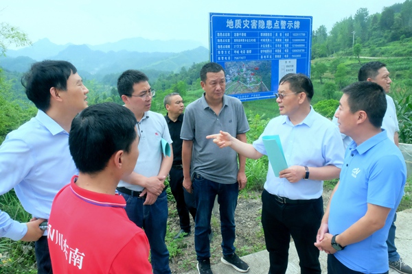 《部級專家現(xiàn)場支招》。6月8日,自然資源部中國地調(diào)局成都中心書記、專家胡時友一行在酉陽縣兩罾鄉(xiāng)龍?zhí)磷踊卢F(xiàn)場指導(dǎo)防災(zāi)減災(zāi)工作。吳雁攝