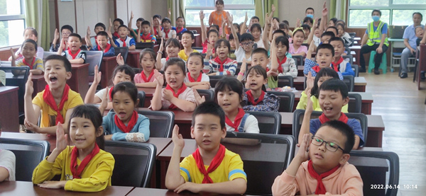 《地災(zāi)科普小講堂》。6月14日，重慶一三六地質(zhì)隊在重慶市巴南區(qū)東溫泉鎮(zhèn)中心學(xué)校舉辦了一場地質(zhì)災(zāi)害科普知識講堂。同學(xué)們踴躍參與互動，熱情高漲，現(xiàn)場氛圍熱烈。吳煥勇攝