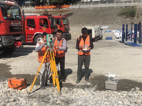 《練兵》。5月11日，巫溪縣開(kāi)展2022年度綜合應(yīng)急演練，208地質(zhì)隊(duì)員使用專(zhuān)業(yè)設(shè)備，現(xiàn)場(chǎng)模擬災(zāi)險(xiǎn)情調(diào)查工作。黎中余攝