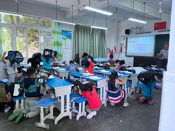 《演練》。5月12日，巴南區(qū)規(guī)劃和自然資源局魚洞規(guī)劃和自然資源所聯(lián)合云篆山小學(xué)開展5.12防災(zāi)減災(zāi)日地震應(yīng)急演練活動(dòng)。余芳羽攝