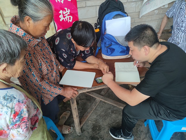 《駐守隊員向老百姓宣傳地災(zāi)知識》。6月23日，南江地質(zhì)隊駐守隊員向鋒在雨中巡查時向黃柏鄉(xiāng)三坪村老百姓宣傳地災(zāi)知識。劉偉攝