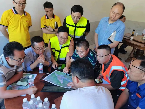 《專家組會(huì)商》巫溪白鹿鎮(zhèn)中壩村，專家組會(huì)商滑坡?lián)岆U(xiǎn)工作。楊國川攝