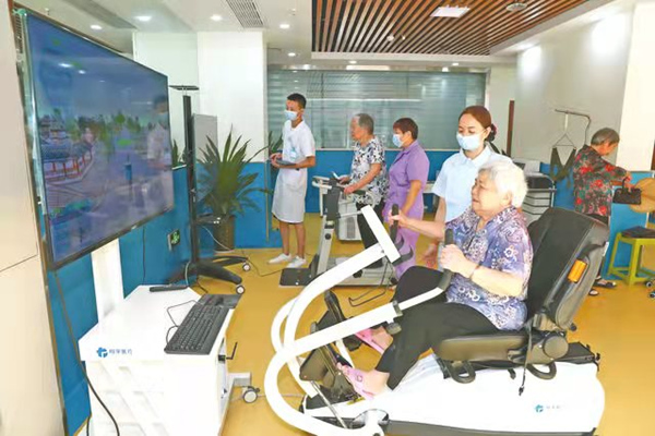 護工指導老年人參加康復訓練。廣安區(qū)融媒體中心供圖