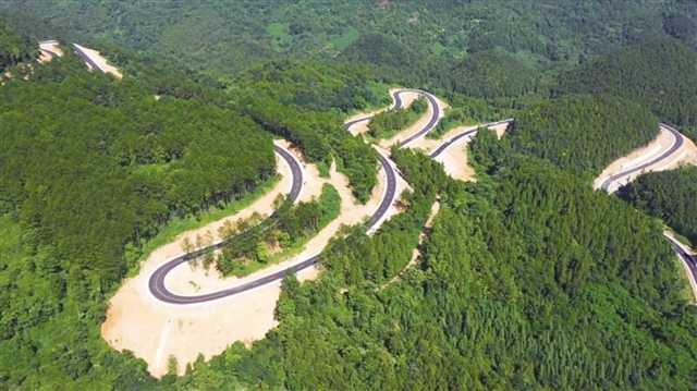 內(nèi)槽旅游健康路，蜿蜒游走明月山