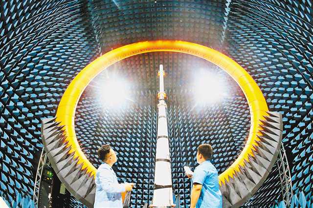 2021年6月18日,南岸茶園重慶軟件園，中國信通院西部分院技術(shù)人員正在進(jìn)行5G天線信號(hào)數(shù)據(jù)測(cè)試。特約攝影 鐘志兵/視覺重慶