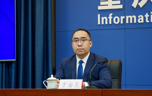 江北區(qū)人民政府黨組成員、江北嘴中央商務(wù)區(qū)管委會(huì)副主任于寶亮回答相關(guān)提問(wèn)。吳汪洋攝